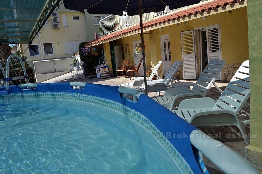 Dom z apartamentami, na sprzedaż