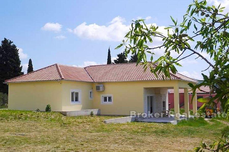 Family single-storey house