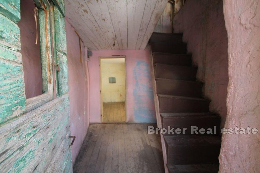 Stara kamena autohtona kuća