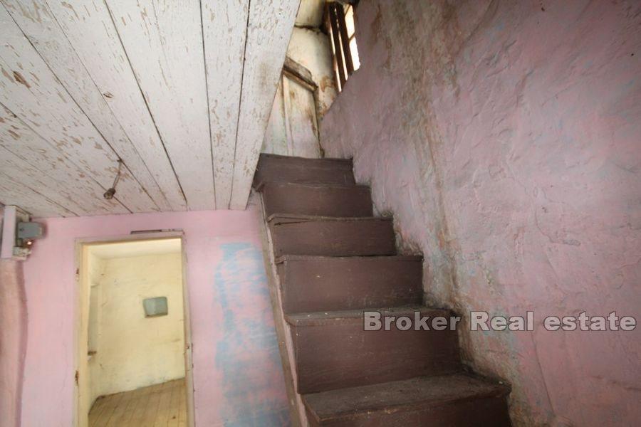 Stara kamena autohtona kuća