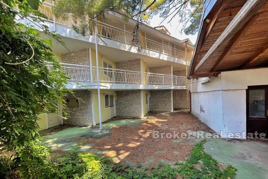 Forsømt sommerferiested med attraktiv beliggenhet