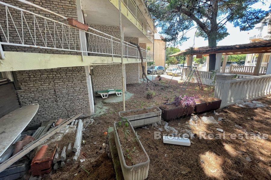 Forsømt sommerferiested med attraktiv beliggenhet