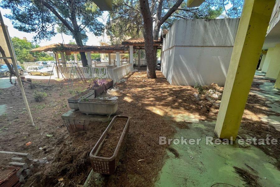 Forsømt sommerferiested med attraktiv beliggenhet