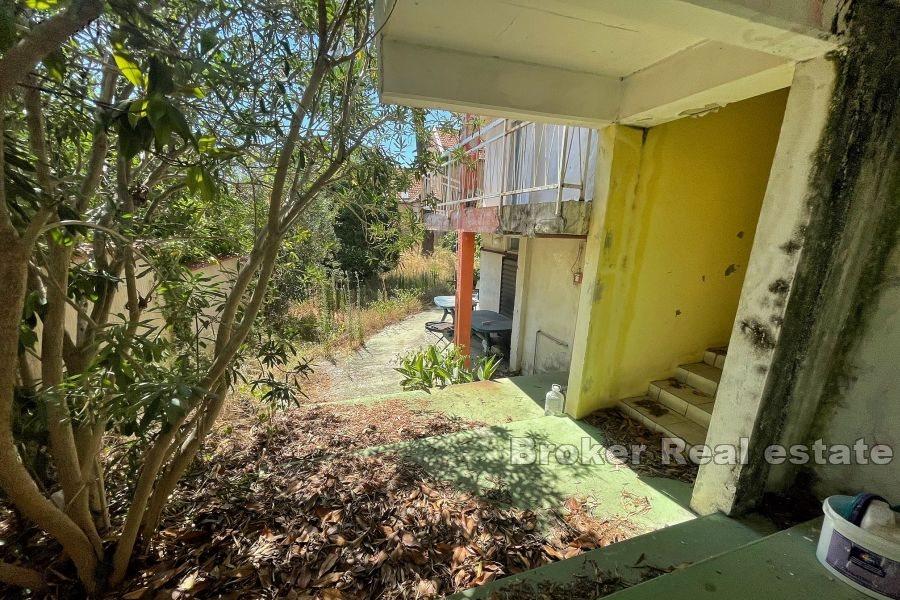 Forsømt sommerferiested med attraktiv beliggenhet