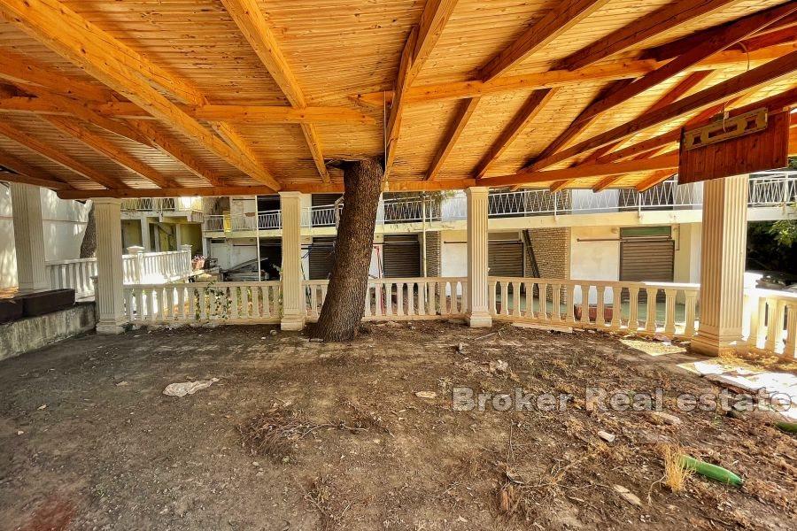 Forsømt sommerferiested med attraktiv beliggenhet