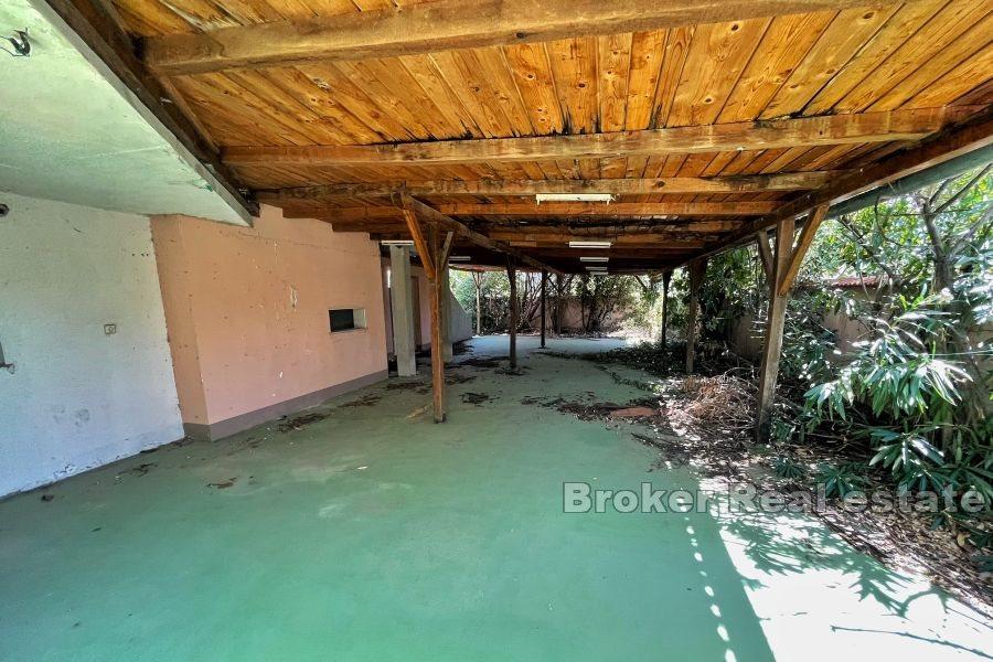 Zapušteno ljetovalište na atraktivnoj lokaciji