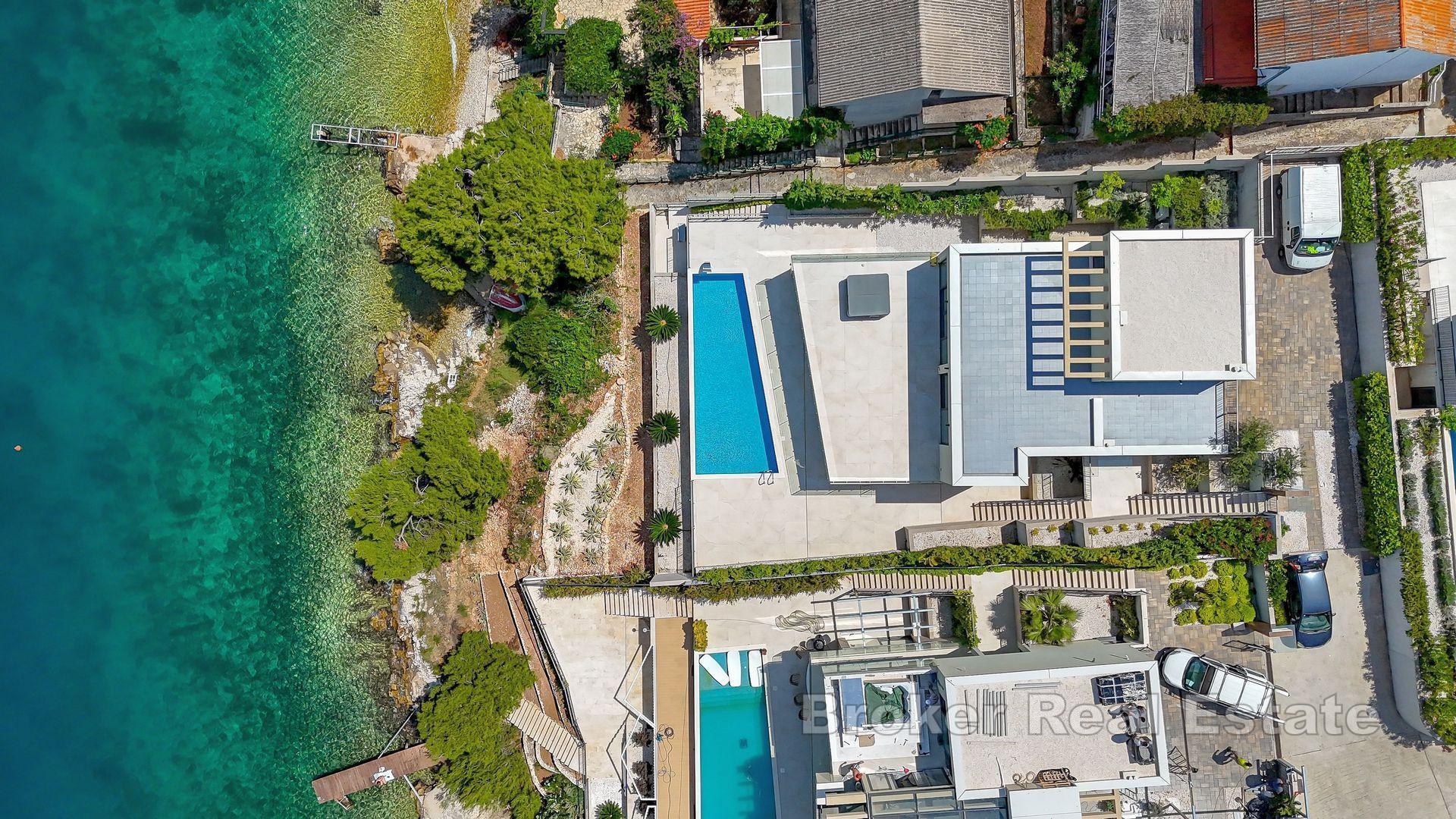 Nově postavená vila na pobřeží s bazénem