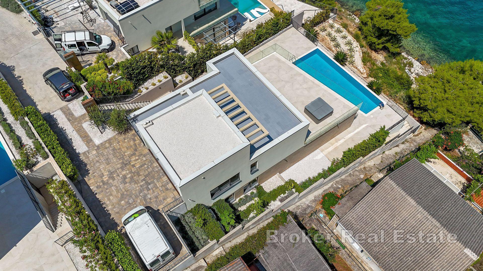 Nově postavená vila na pobřeží s bazénem