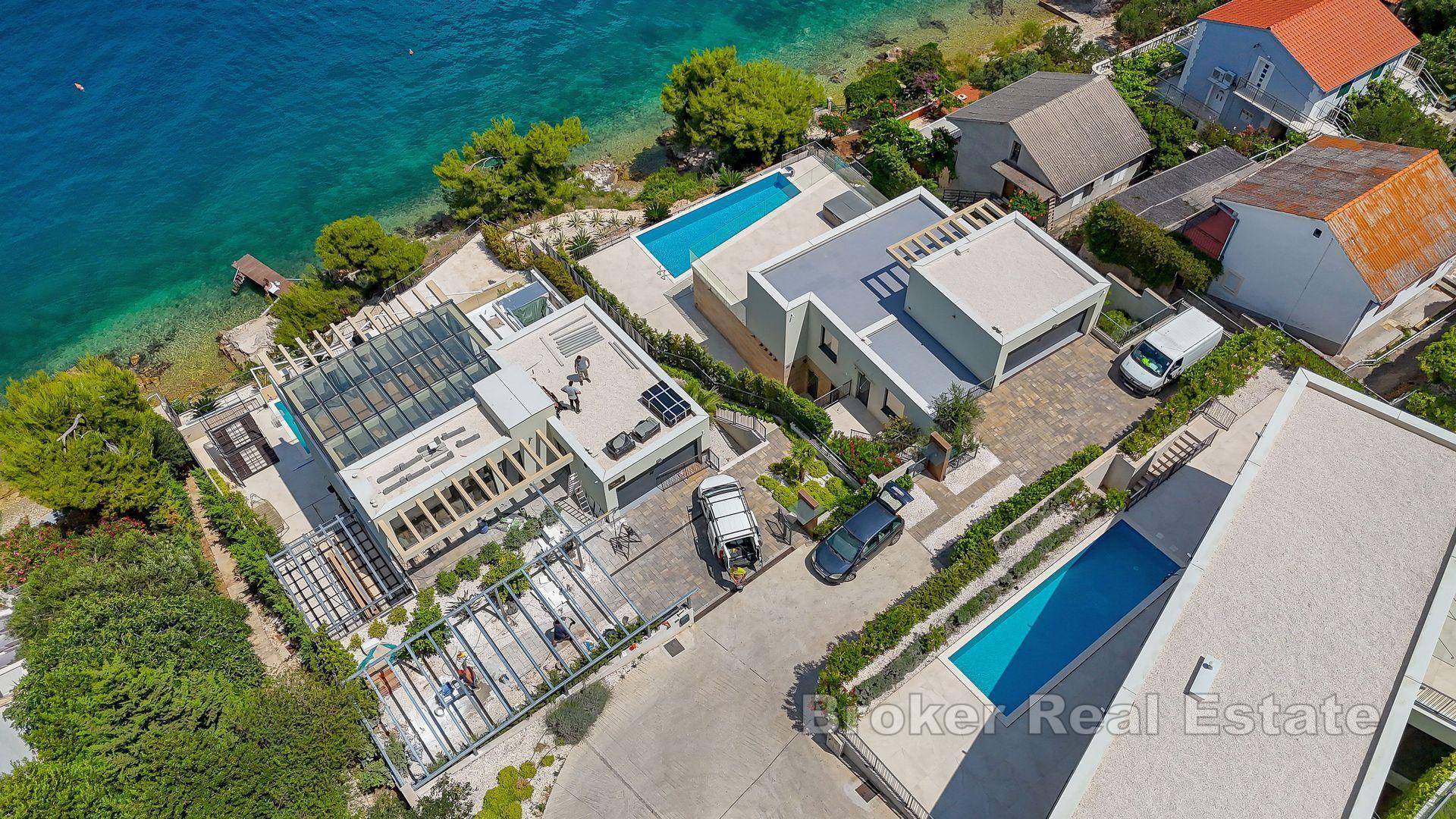 Nybygd villa ved sjøen med basseng