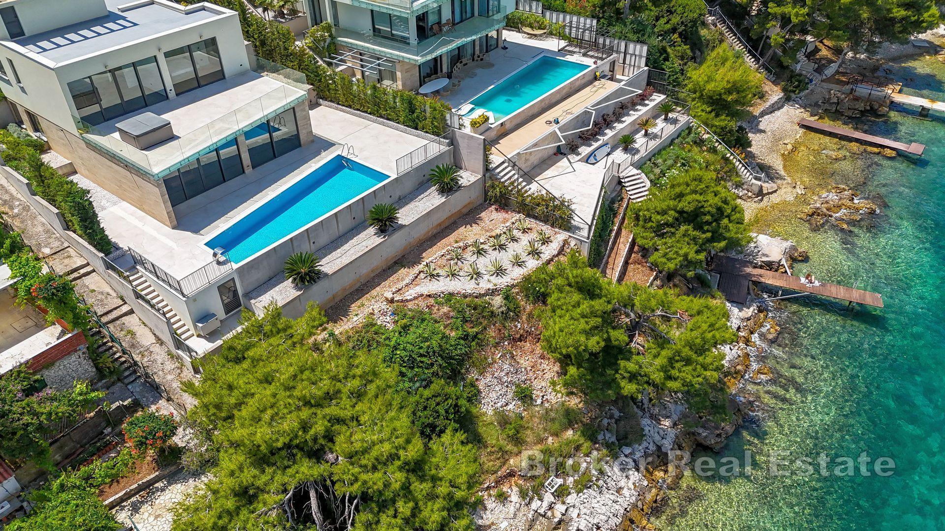 Nově postavená vila na pobřeží s bazénem