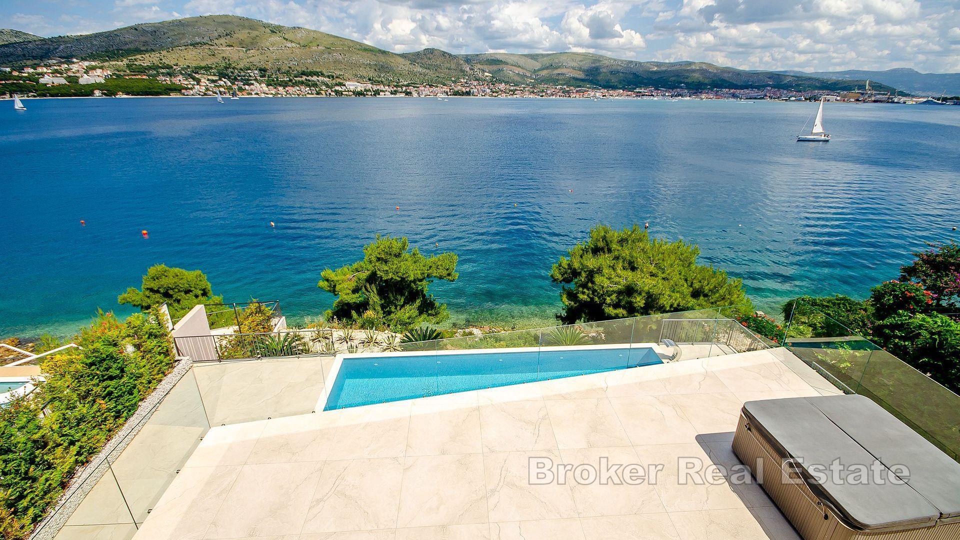 Недавно построенная вилла на берегу моря с бассейном