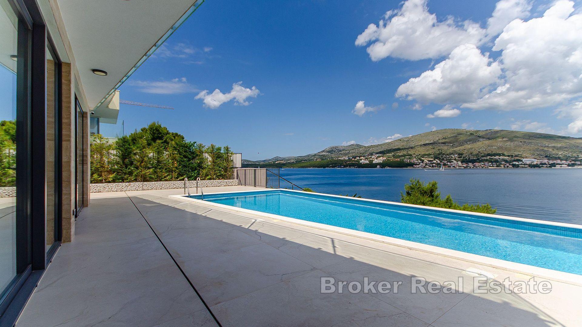 Недавно построенная вилла на берегу моря с бассейном
