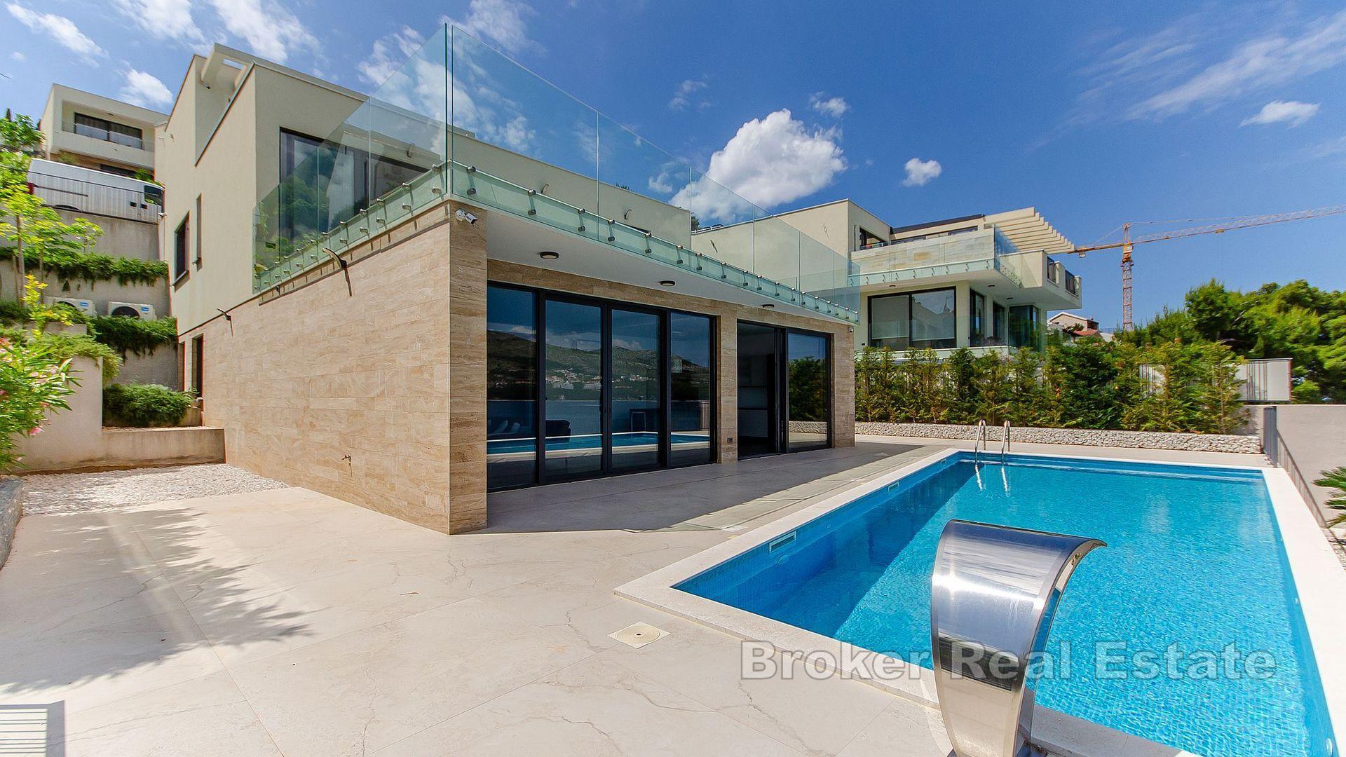 Nově postavená vila na pobřeží s bazénem