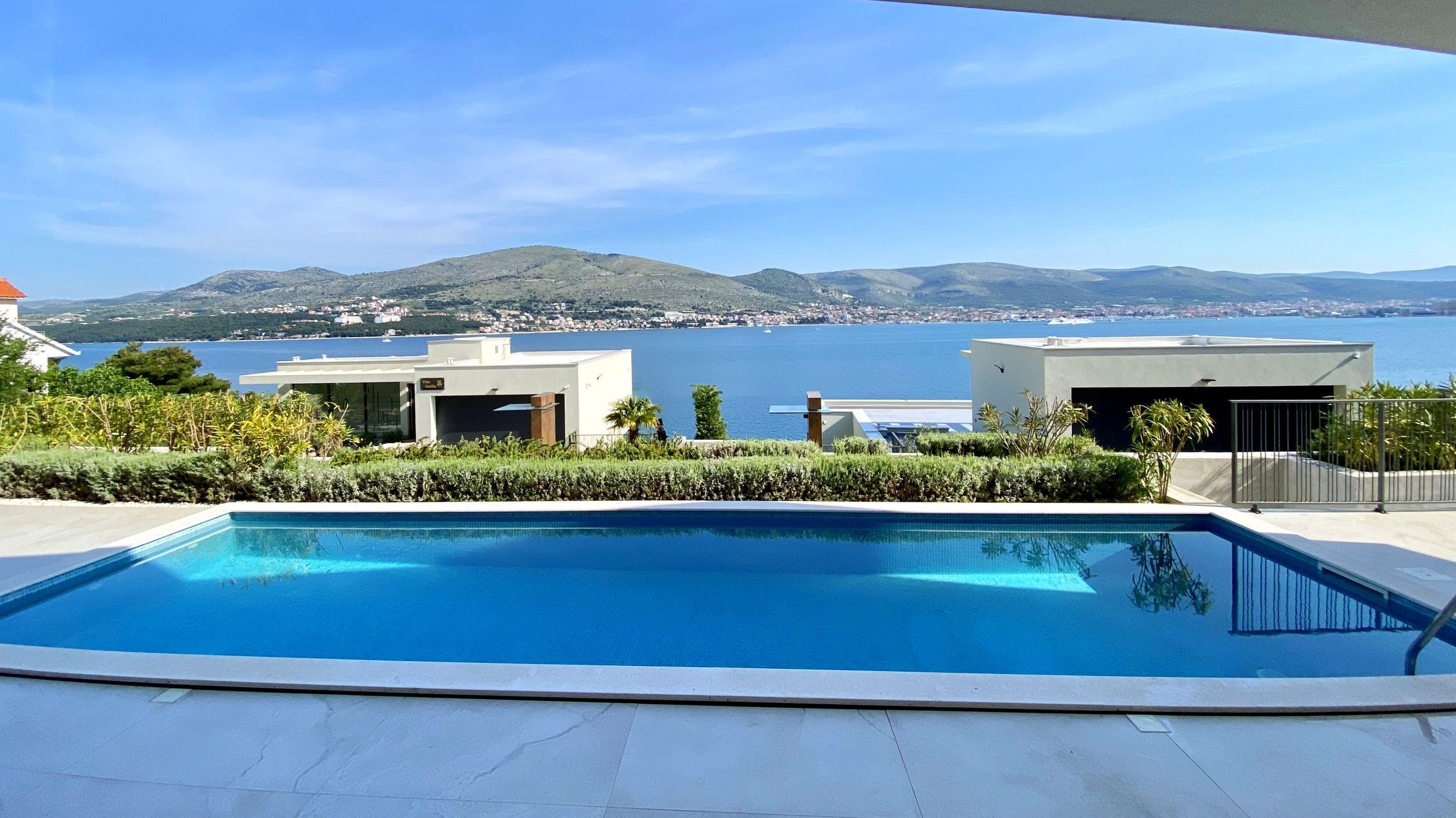 Nybyggd villa med pool