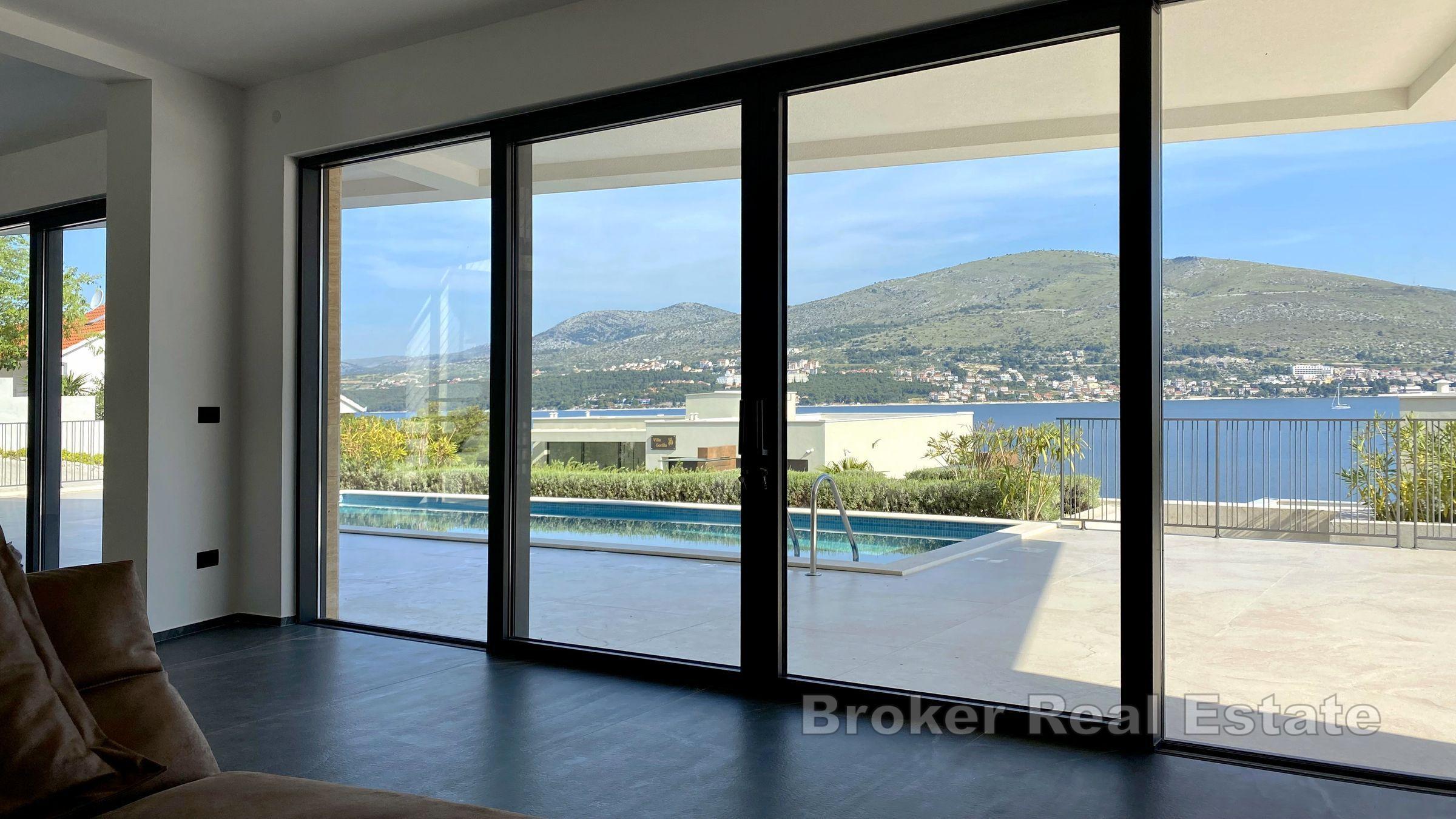 Nybygd villa med basseng