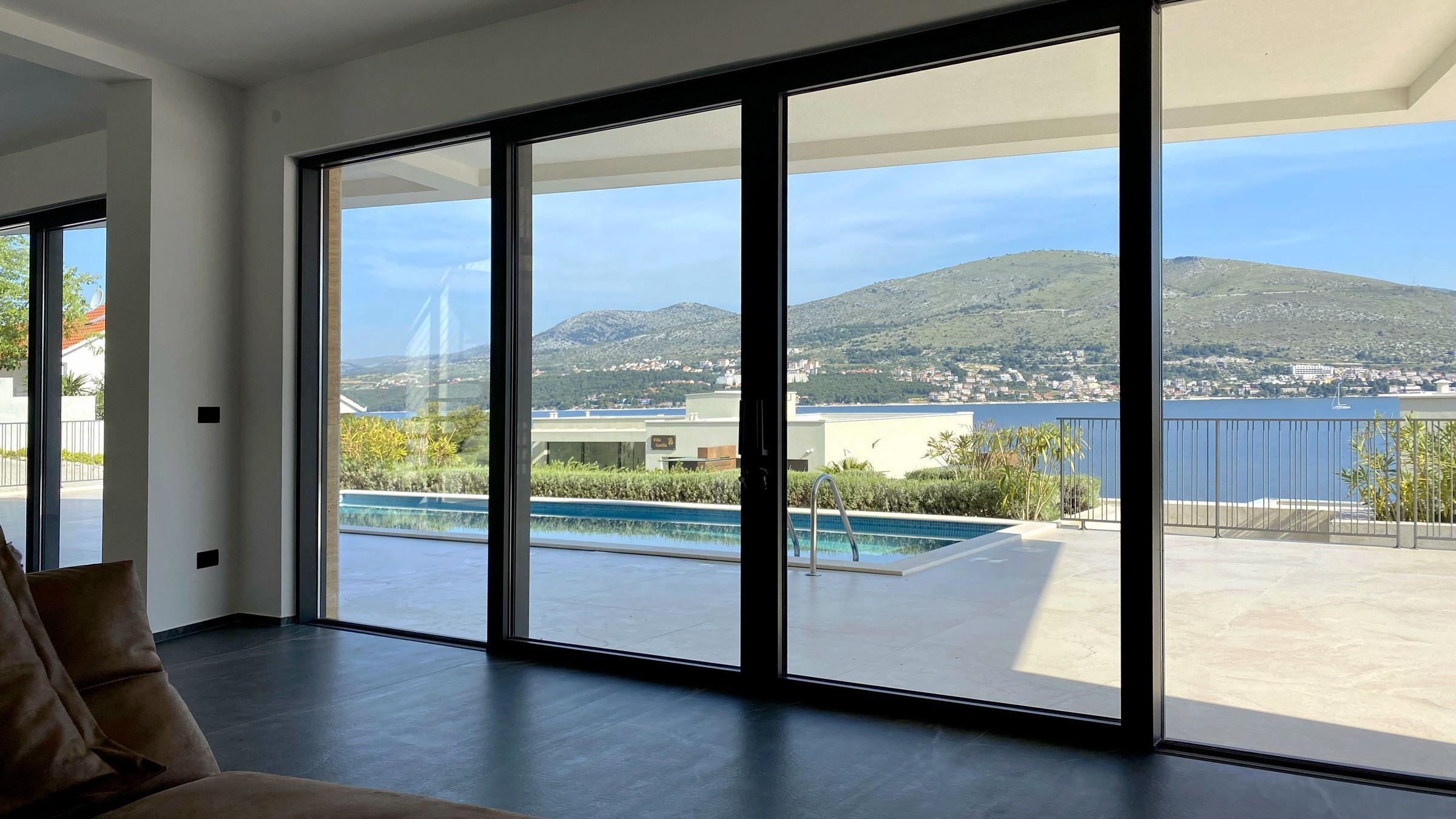 Nybyggd villa med pool