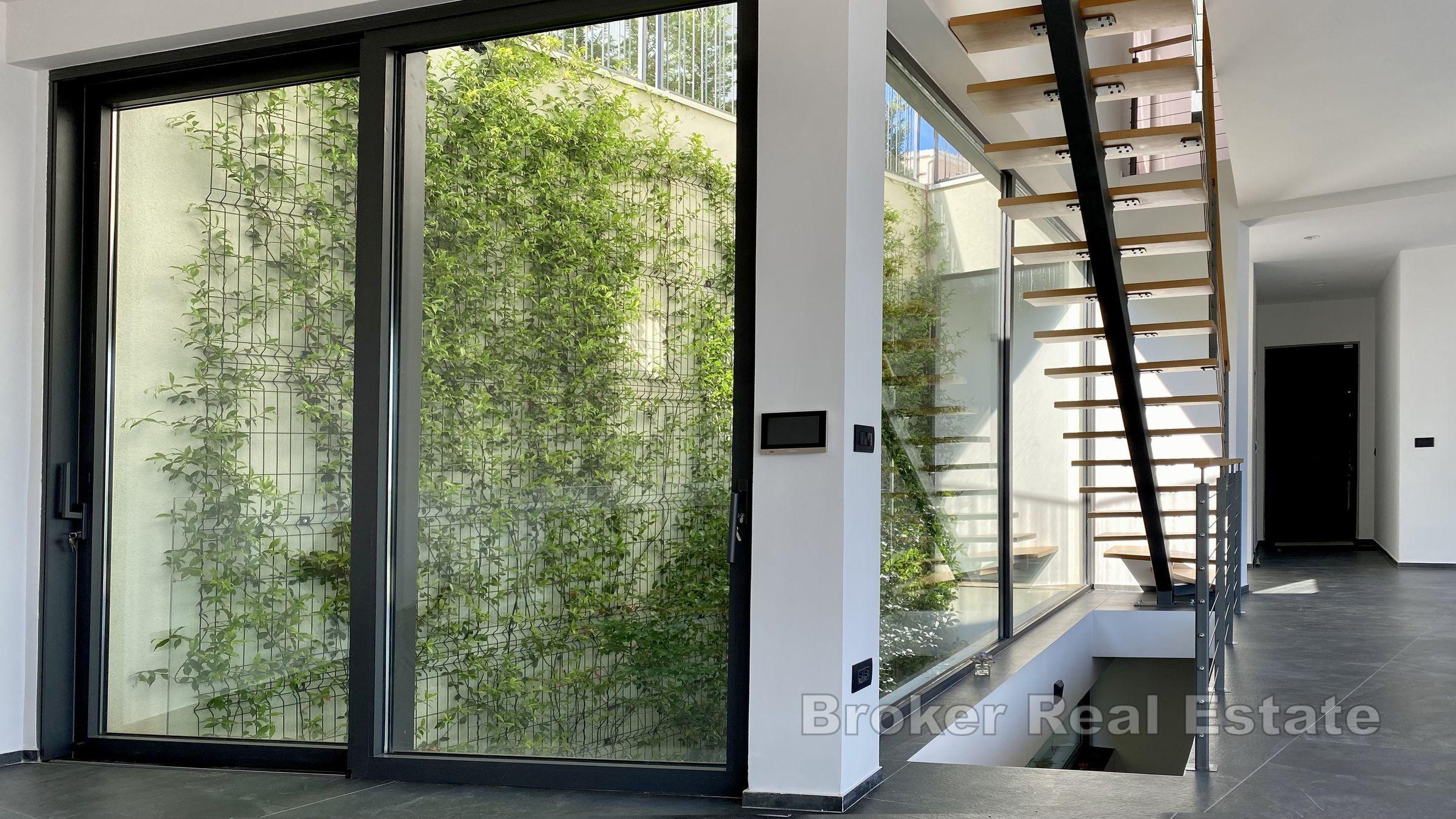 Nybygd villa med basseng