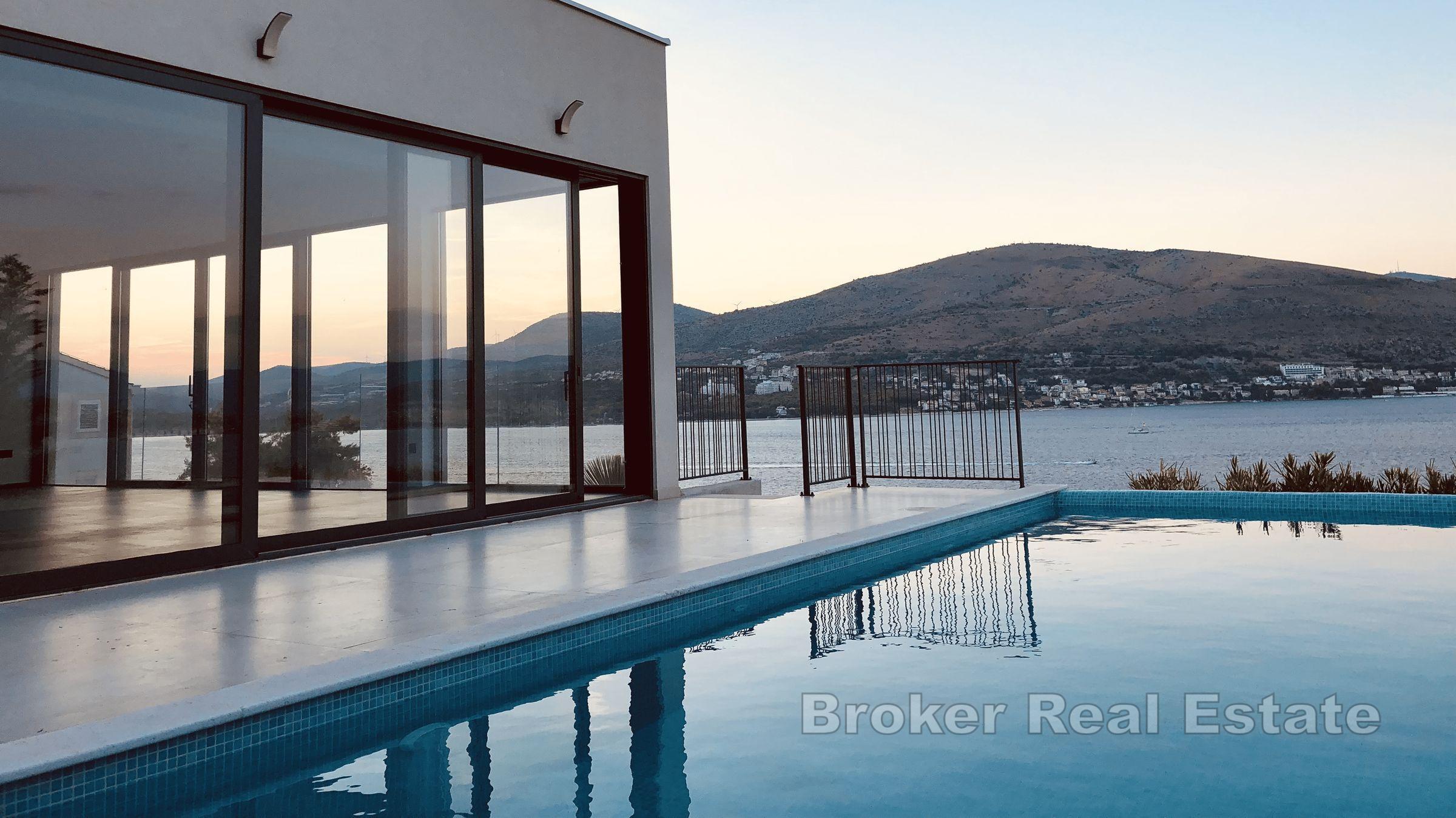 Villa mit Pool und offenem Meerblick