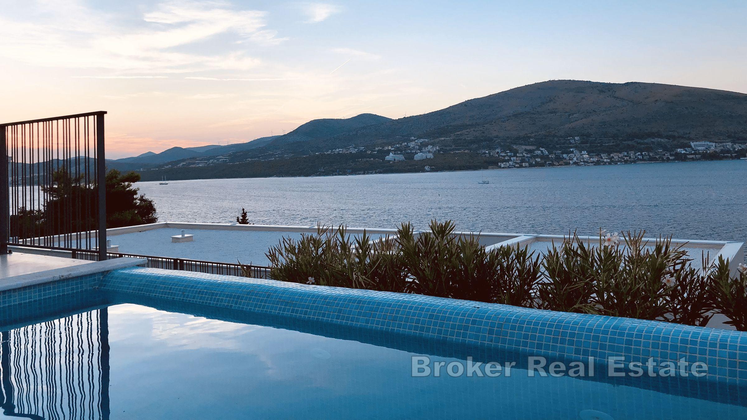 Villa con piscina e vista sul mare aperto