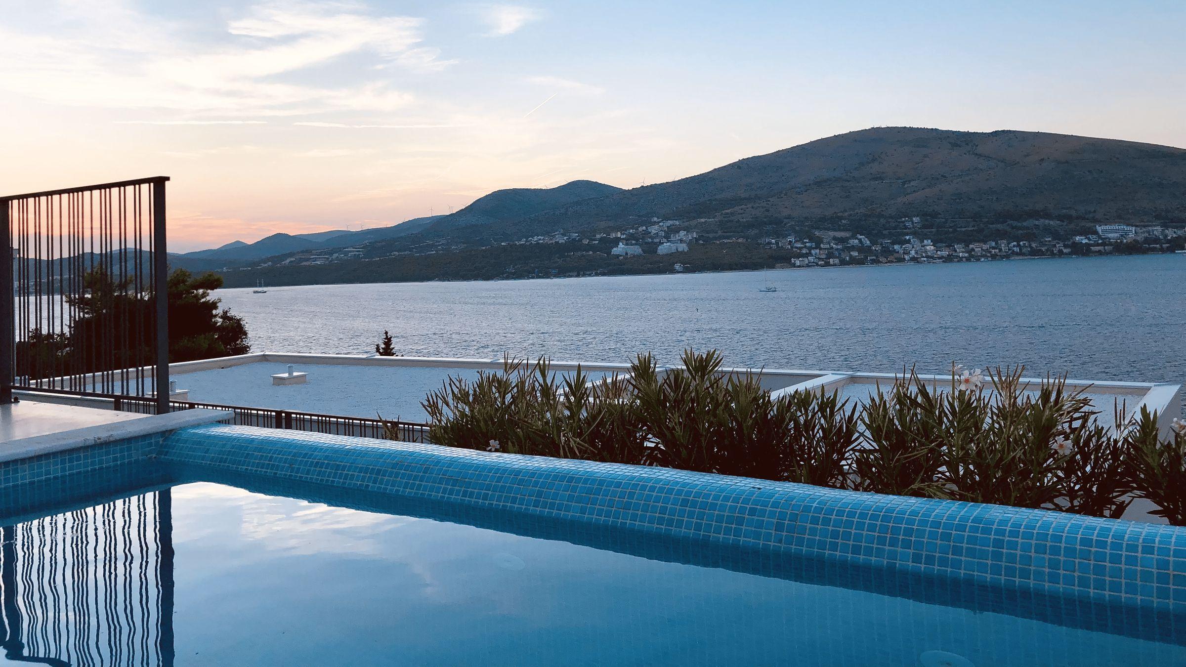 Villa med pool och öppen havsutsikt