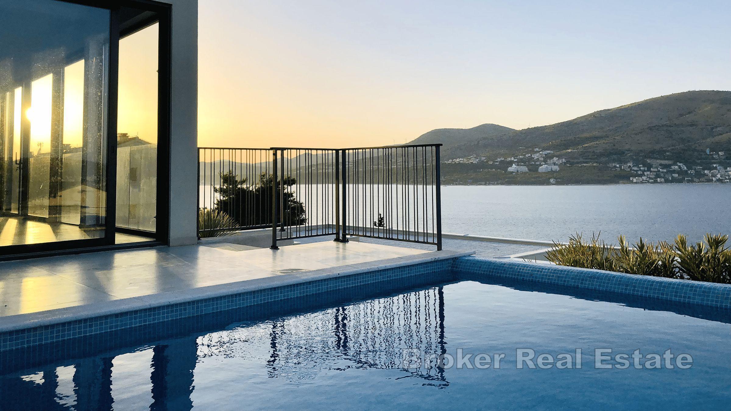 Villa con piscina e vista sul mare aperto