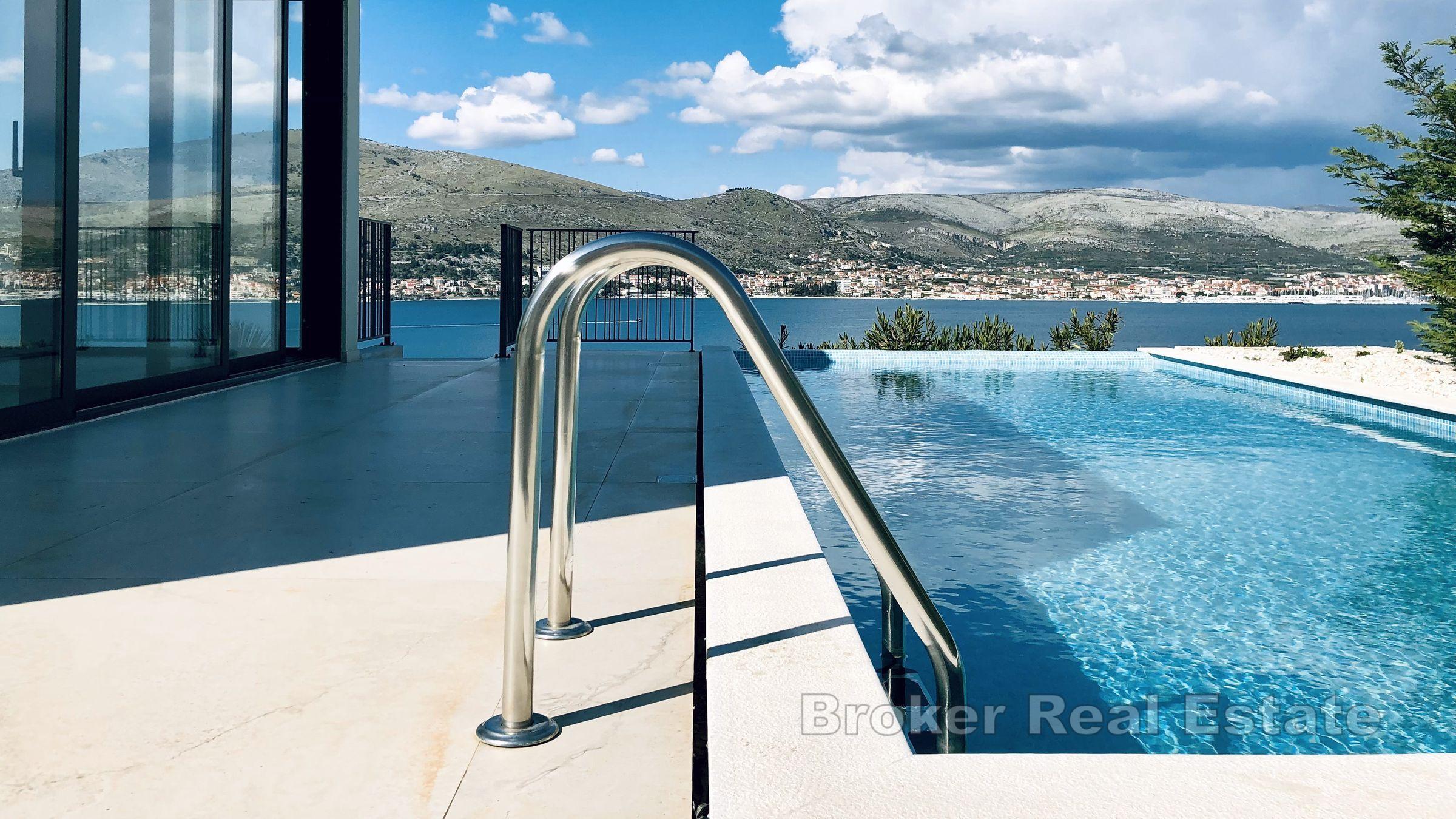 Villa mit Pool und offenem Meerblick