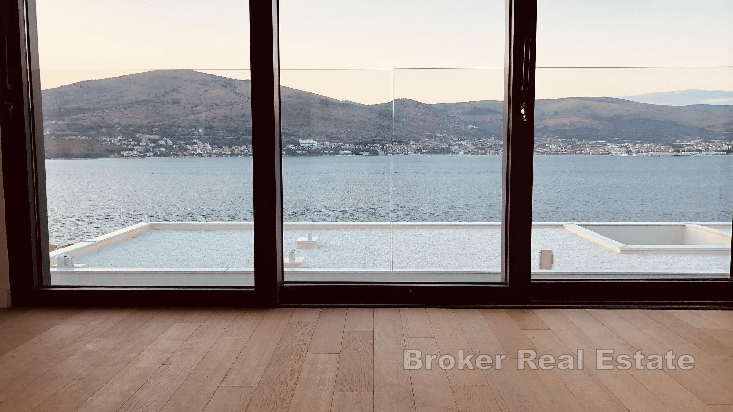 Villa mit Pool und offenem Meerblick