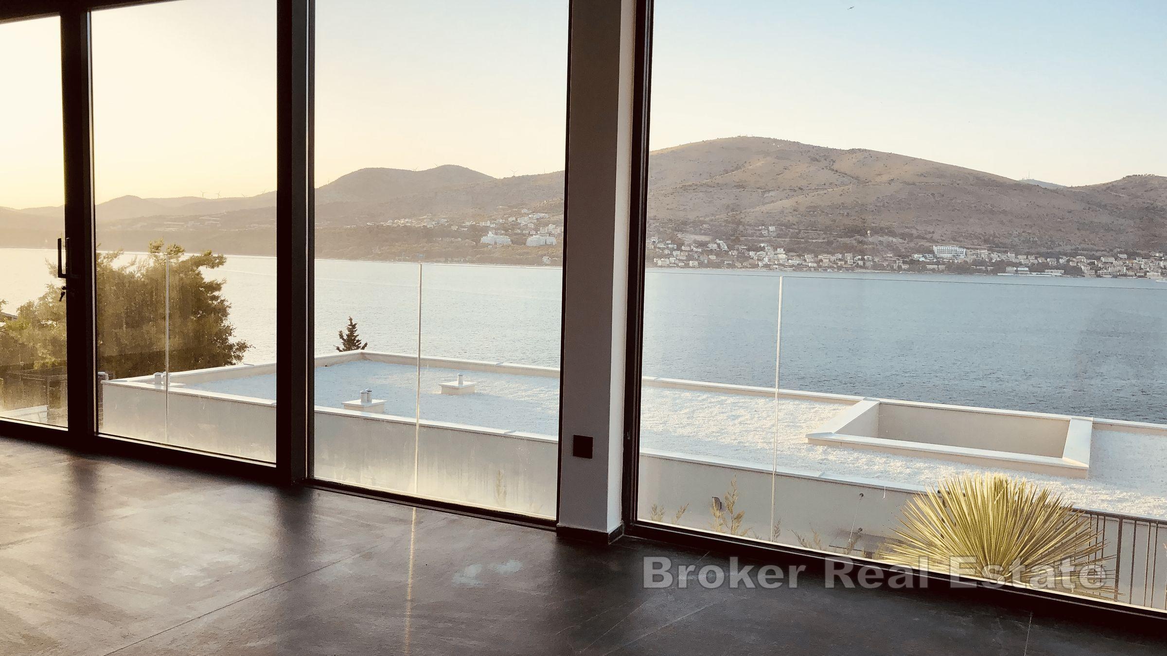 Villa mit Pool und offenem Meerblick