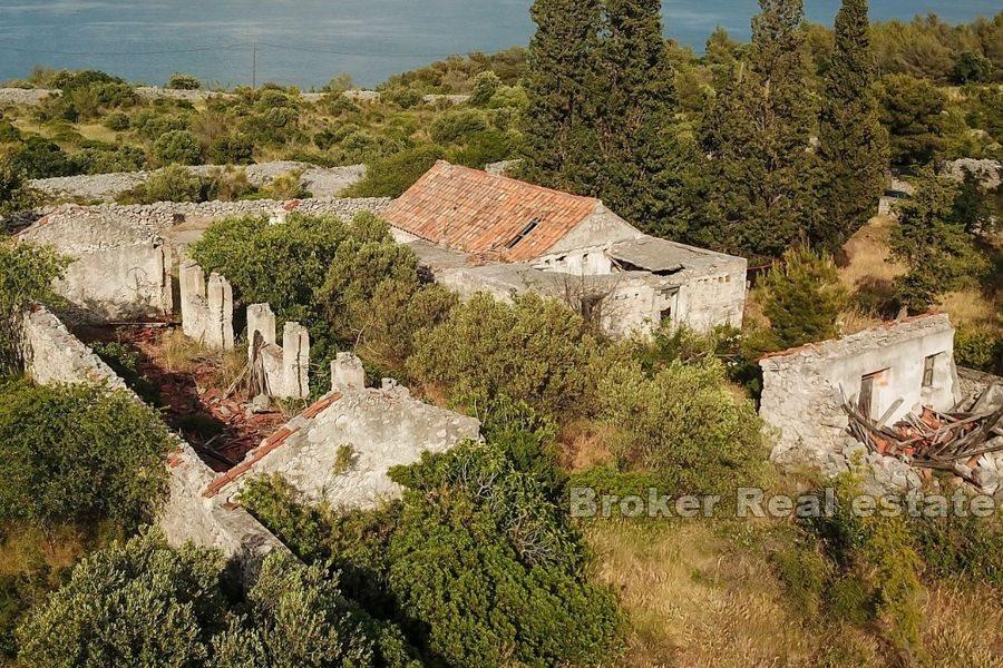 Duży ziemi z ruin i widokiem na morze