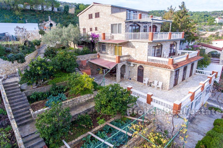 Apartmanska kuća s bazenom