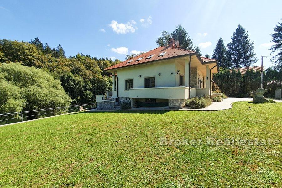 Familjehus vid floden