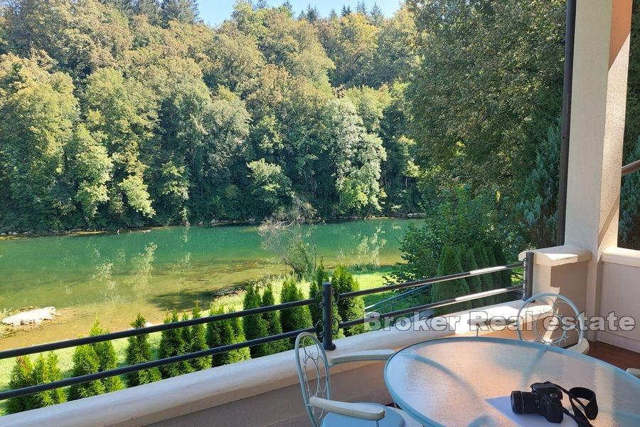 Familjehus vid floden