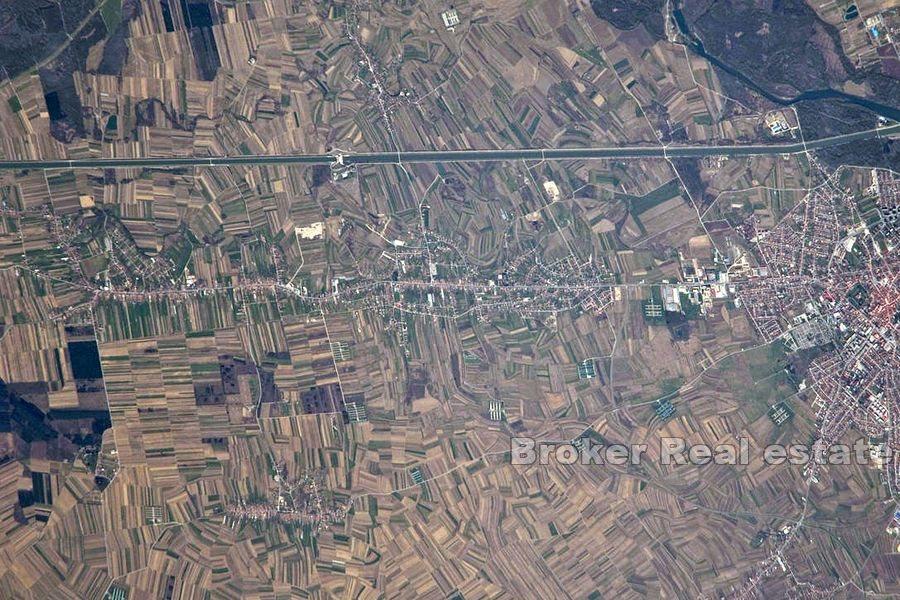 Large building plot in the business zone