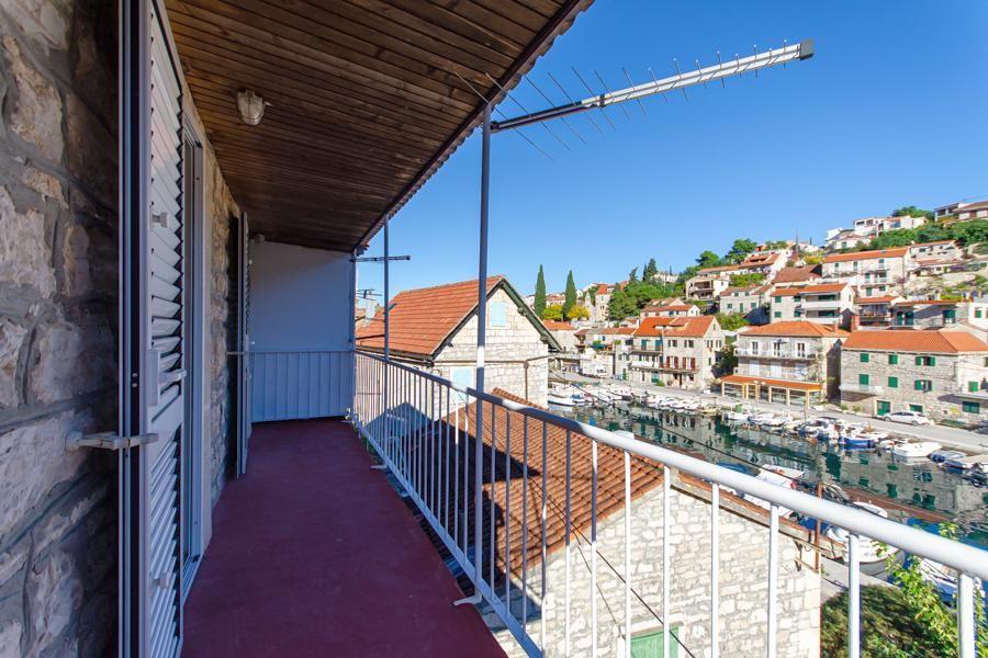 Kamena kuća na rivi