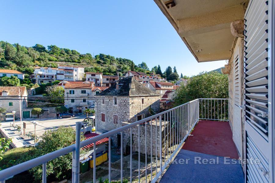 Kamena kuća na rivi