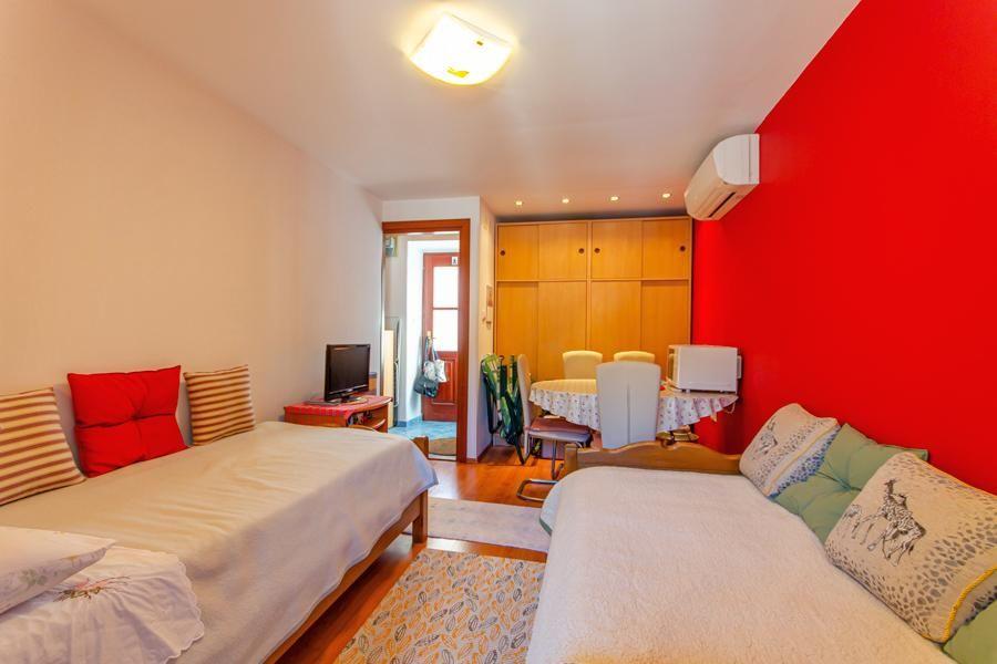 Maison en pierre au bord de l'eau