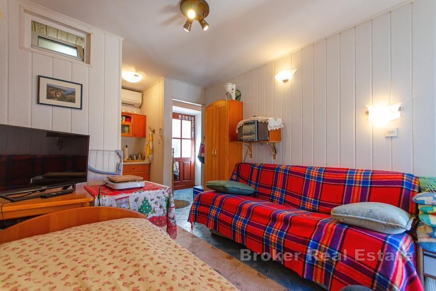 Kamena kuća na rivi