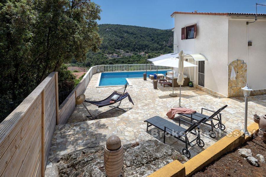 House with pool and spacious garden