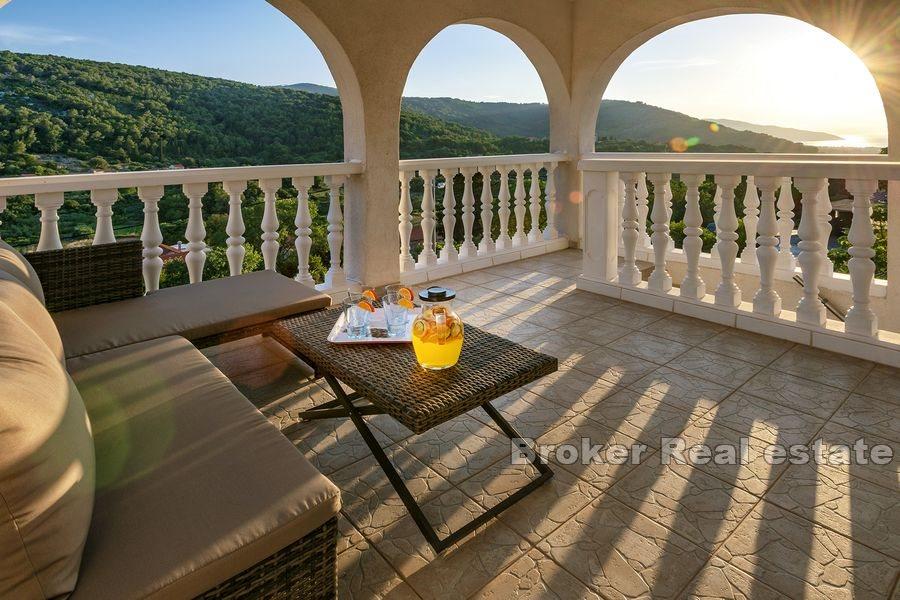 Hus med pool och stor trädgård