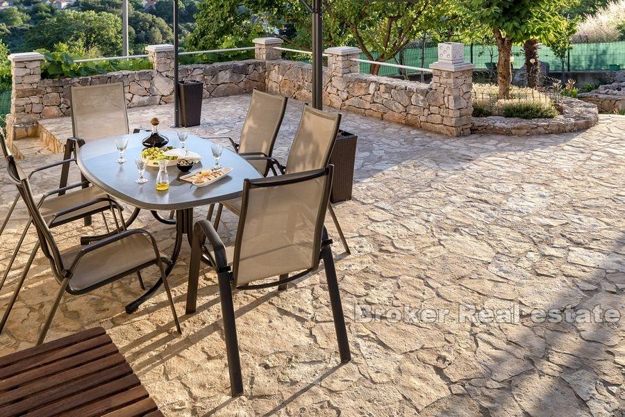 Hus med pool och stor trädgård