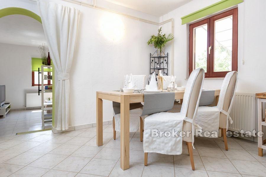 Hus med pool och stor trädgård