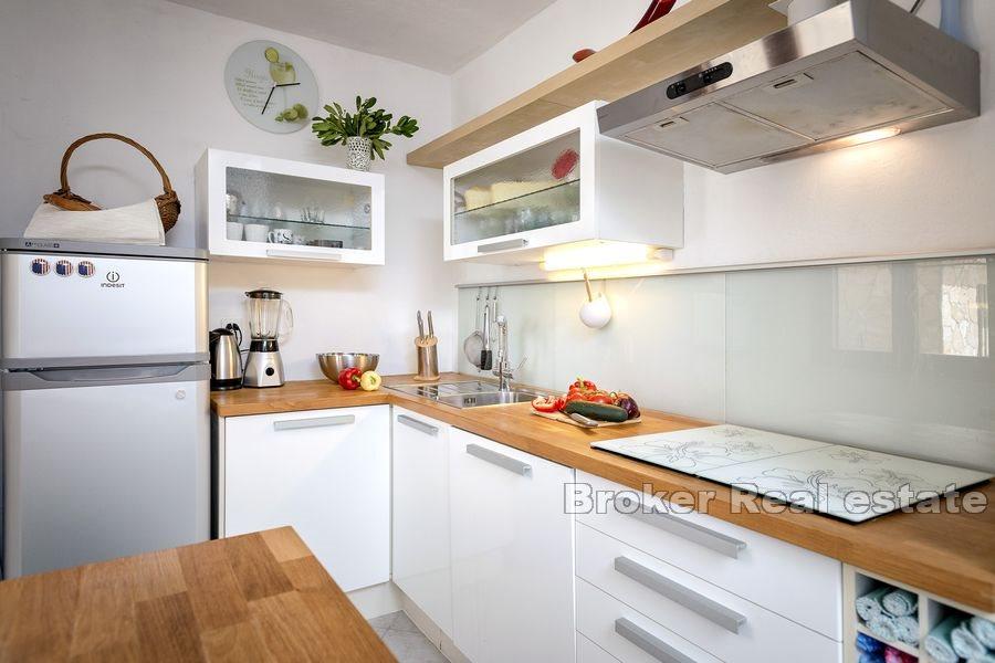 Dům s bazénem a prostornou zahradou