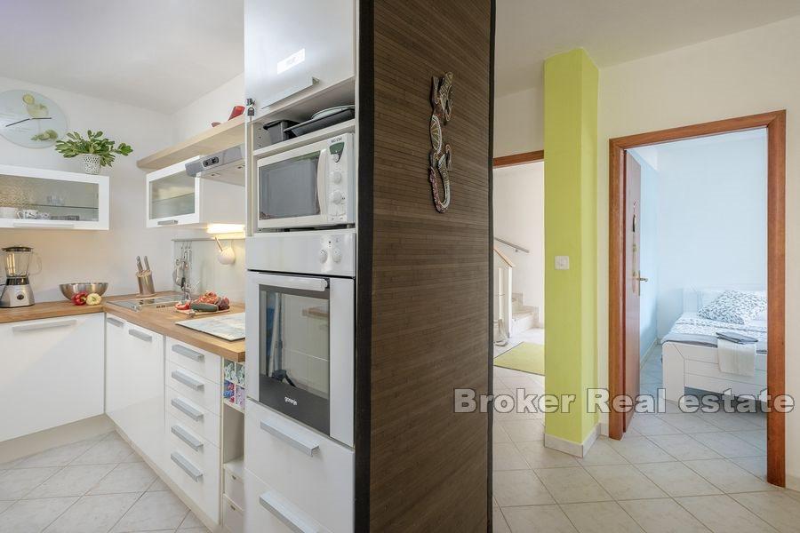 Hus med pool och stor trädgård