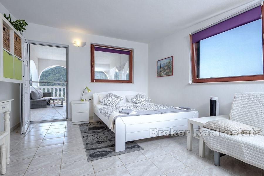 Dům s bazénem a prostornou zahradou