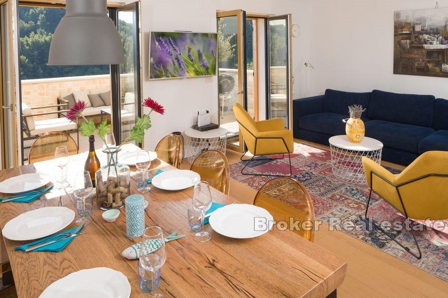 Kamenná vila s bazénem