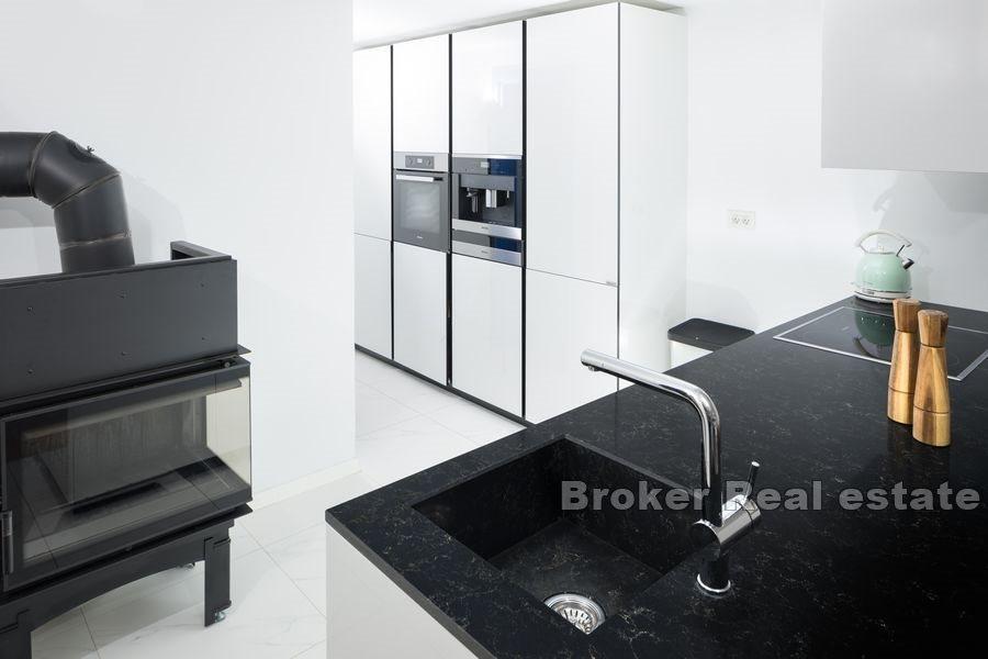 Kamenná vila s bazénem