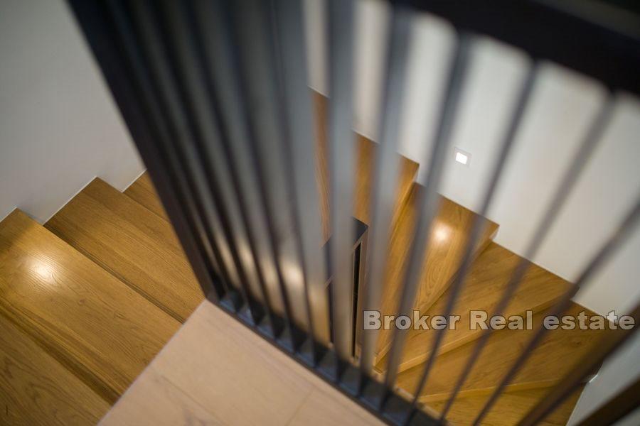 Kamenná vila s bazénem