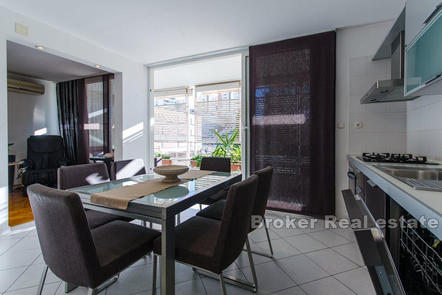 Komforan dvoetažan apartman