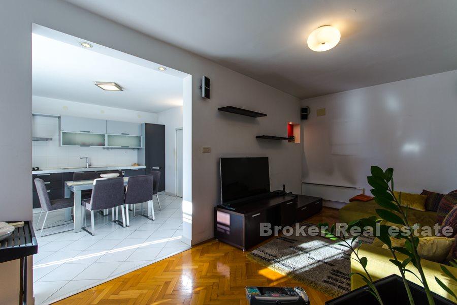 Komforan dvoetažan apartman