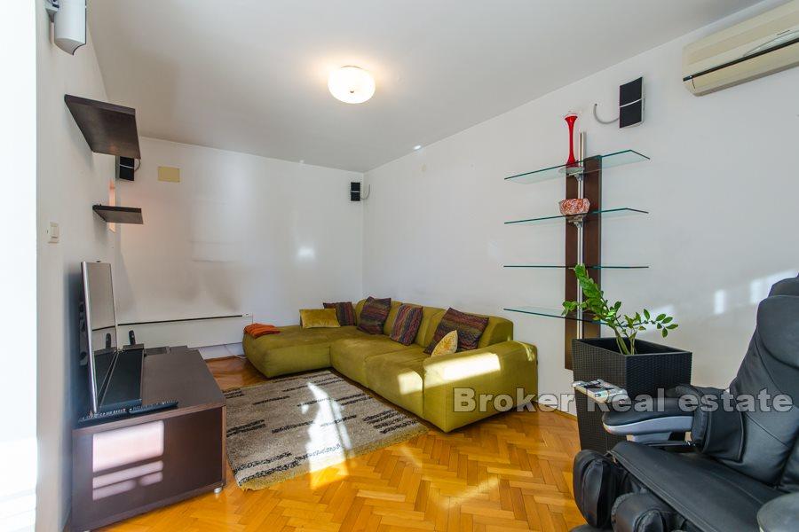 Komforan dvoetažan apartman